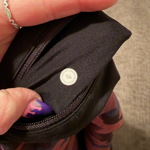 Lululemon Speed shorts Red Camouflage - Picture 3 of 4